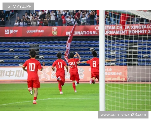 足球球星荣耀归来回家引发球迷热情欢呼点燃无限激情